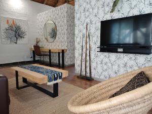 TV a/nebo společenská místnost v ubytování Hakunamatata Country Estate