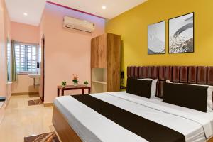 a bedroom with a large bed in a room at Hotel O PALLAVI INN in Bālianta