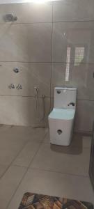 een badkamer met een toilet en een douche bij 2 Bedroom villa in Mūvattupula