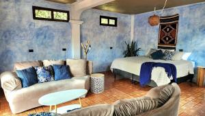 圣佩德罗拉拉古纳Views, Booze & Family Feuds! Chisme Not Included的带沙发和床的客厅