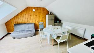 une salle à manger avec une table et une chaise dans l'établissement résidence les pâquerettes N 4, à Le Mont-Dore