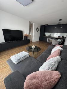 Una sala de estar con un sofá y un televisor en Apartment Tatry in the center of Poprad with view, en Poprad