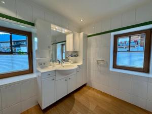 Un baño de LISIS ChaletSuite neben Skischule Reith 49 fotos más