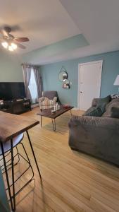 een woonkamer met een bank en een tafel bij Quarto encantador in Nha Trang