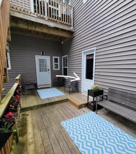 een terras met een bank en een tafel en een balkon bij Quarto encantador in Nha Trang