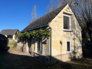 a small stone building with vines on the side of it at La Maison du Port Sauvage - Au bord de la Loire in Saint-Clément-des-Levées