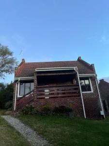 Plettenberg BaySunera Cottages的一栋砖房，门开着。