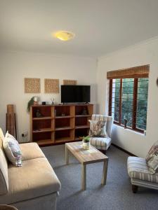 Plettenberg BaySunera Cottages的有两张沙发和一张咖啡桌的客厅