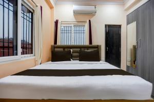Un dormitorio con una cama grande y una ventana. en Hotel O kumar inn, en Lok Nayak Jayaprakash Airport