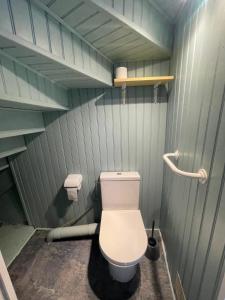 Un baño con un inodoro blanco en una habitación. en Comfort with garden, en Fécamp 12 fotos más