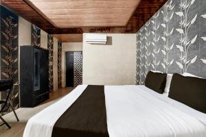 Ένα ή περισσότερα κρεβάτια σε δωμάτιο στο Hotel O Hindon Airport Ghaziabad