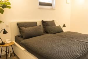 un lit avec deux oreillers dessus dans une chambre dans l'établissement Moderne und gemütliche Ferienwohnung in Holzbach, à Holzbach