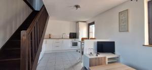 TV a/nebo společenská místnost v ubytování Maison au calme