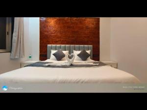 Ένα ή περισσότερα κρεβάτια σε δωμάτιο στο Redstone retreat varsoli,alibag