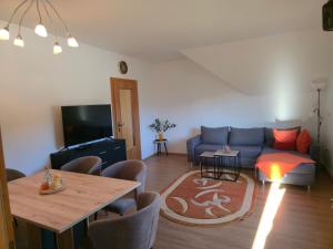 StainachにあるFerienwohnung Walcherの青いソファとテーブルのあるリビングルーム