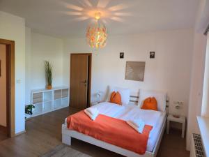 StainachにあるFerienwohnung Walcherの大きなベッドとシャンデリアのある寝室