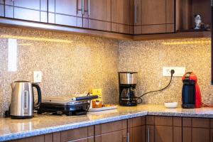 Příslušenství pro přípravu čaje a kávy v ubytování Serenity House - Magic sunsets