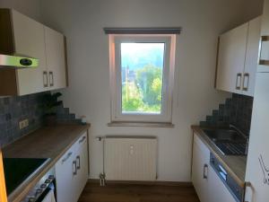 StainachにあるFerienwohnung Walcherの窓とラジエーター付きのキッチン