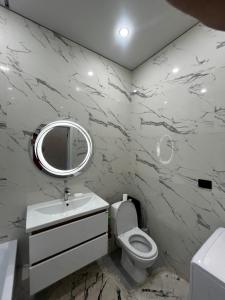 Квартира في Taldykolʼ: حمام به مرحاض أبيض ومرآة