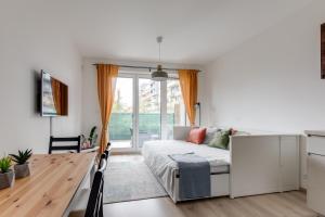 Una cama o camas en una habitación de Brand New Apartment with Patio - Near Metro & Shopping Mall