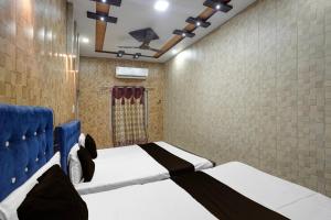 Ένα ή περισσότερα κρεβάτια σε δωμάτιο στο Hotel O Sultanpur Railway Junction Formerly Sanskar Marriage Lawan +17 φωτογραφίες