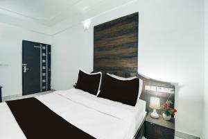 Ένα ή περισσότερα κρεβάτια σε δωμάτιο στο Collection O Jaipur Birla Temple Formerly Hotel Sky Heights