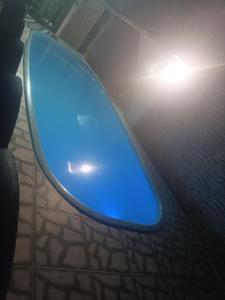 a blue computer mouse sitting on top of a floor at Casa top com piscina em Mongaguá in Mongaguá