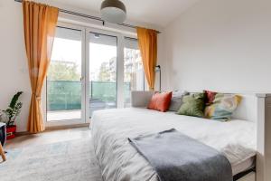 Una cama o camas en una habitación de Brand New Apartment with Patio - Near Metro & Shopping Mall 16 fotos más