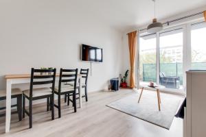 Una televisión o centro de entretenimiento en Brand New Apartment with Patio - Near Metro & Shopping Mall