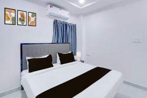 Ένα ή περισσότερα κρεβάτια σε δωμάτιο στο Hotel O Trinetra Stay In Luxury