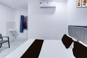 Ένα ή περισσότερα κρεβάτια σε δωμάτιο στο Hotel O Trinetra Stay In Luxury +23 φωτογραφίες