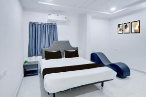 Ένα ή περισσότερα κρεβάτια σε δωμάτιο στο Hotel O Trinetra Stay In Luxury