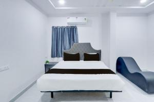 Ένα ή περισσότερα κρεβάτια σε δωμάτιο στο Hotel O Trinetra Stay In Luxury