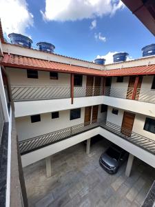 Pousada Recanto das Bromélias في ساو ثومي داس ليتراس: منظر علوي لمبنى مع سيارة في الفناء