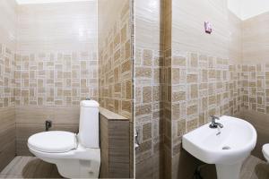 une salle de bains avec toilettes et lavabo dans l'établissement Hotel O Fresh Stay Hotel, à Patiala