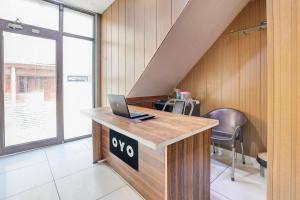 d'un bureau avec un ordinateur portable. dans l'établissement Hotel O Fresh Stay Hotel, à Patiala