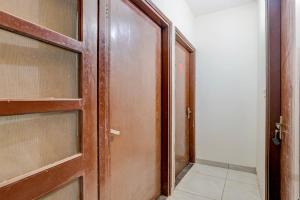 - une porte en bois dans une chambre avec couloir dans l'établissement Hotel O Fresh Stay Hotel, à Patiala 21 autres photos