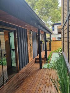 Casa con terraza de madera y edificio en Casa Conteiner, en Barra da Lagoa 2 fotos más