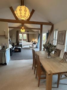 Posezení v ubytování Waterside Studio Sanctuary