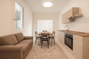 博洛尼亚Malvasia Asinelli Tower View - Residenza Oberdan, Bologna Centre的客厅里有一张沙发和一张桌子。 更多3张照片