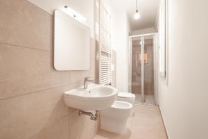 博洛尼亚Malvasia Asinelli Tower View - Residenza Oberdan, Bologna Centre的带水槽和马桶的白色浴室