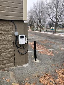 un edificio con un teléfono al costado. en Deluxe Loft - Amazing Terrace with Stunning Water View, en Perth 38 fotos más