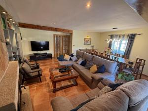 TV a/nebo společenská místnost v ubytování Casa Rural El Mirador Peña del Hierro