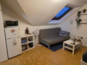 Elle comprend un petit salon doté d'un canapé et d'un réfrigérateur. dans l'établissement Business-Travel-Apartment & Ferienwohnung Münster, Check-In von 15 bis 22 Uhr möglich, mit SB-Kiosk, à Münster