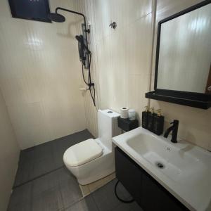 Ένα μπάνιο στο Transit KLIA Private room w attached bathroom