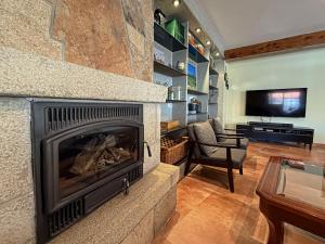 TV a/nebo společenská místnost v ubytování Casa Rural El Mirador Peña del Hierro