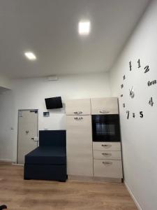 eine Küche mit Herd und Kühlschrank in der Unterkunft La casa di Orso in Velletri + 3 Fotos