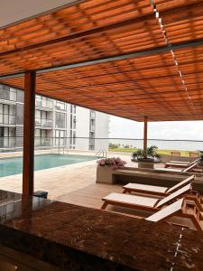 Πισίνα στο ή κοντά στο ApartaSuite con vista al Mar