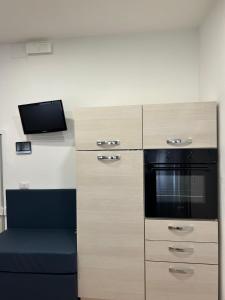 eine Küche mit Holzschränken und einem schwarzen Backofen in der Unterkunft La casa di Orso in Velletri