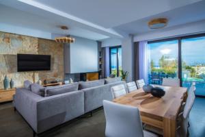 Μια τηλεόραση ή/και κέντρο ψυχαγωγίας στο Orama Luxury Villa 4 Bedrooms with Private Pool